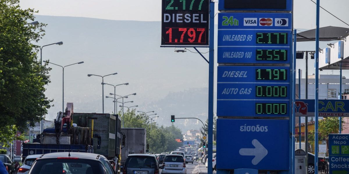 Guvernul Greciei a anunțat, miercuri, măsuri menite să stabilizeze prețurile din piața internă, introducând plafonarea marjelor de profit pentru carburanți și produse de larg consum, pentru o perioadă de trei luni