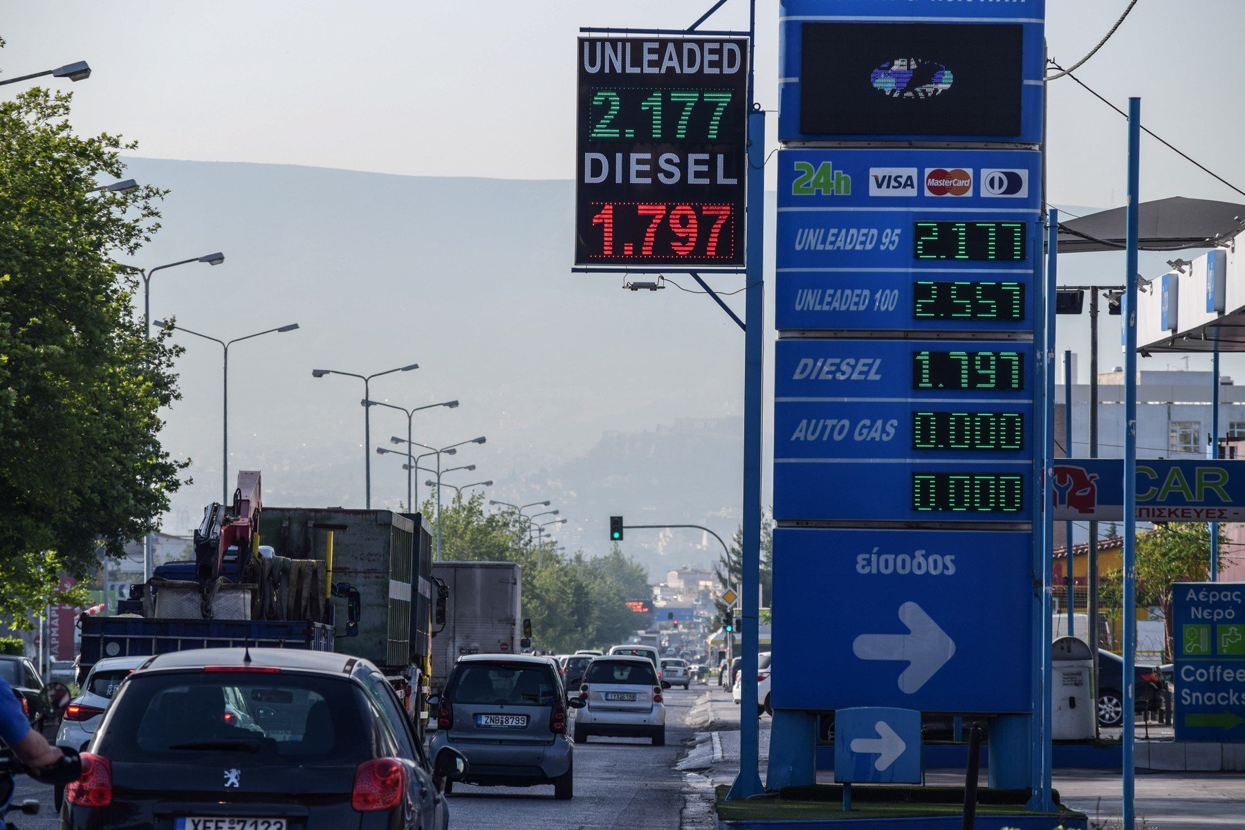 Guvernul Greciei a anunțat, miercuri, măsuri menite să stabilizeze prețurile din piața internă, introducând plafonarea marjelor de profit pentru carburanți și produse de larg consum, pentru o perioadă de trei luni