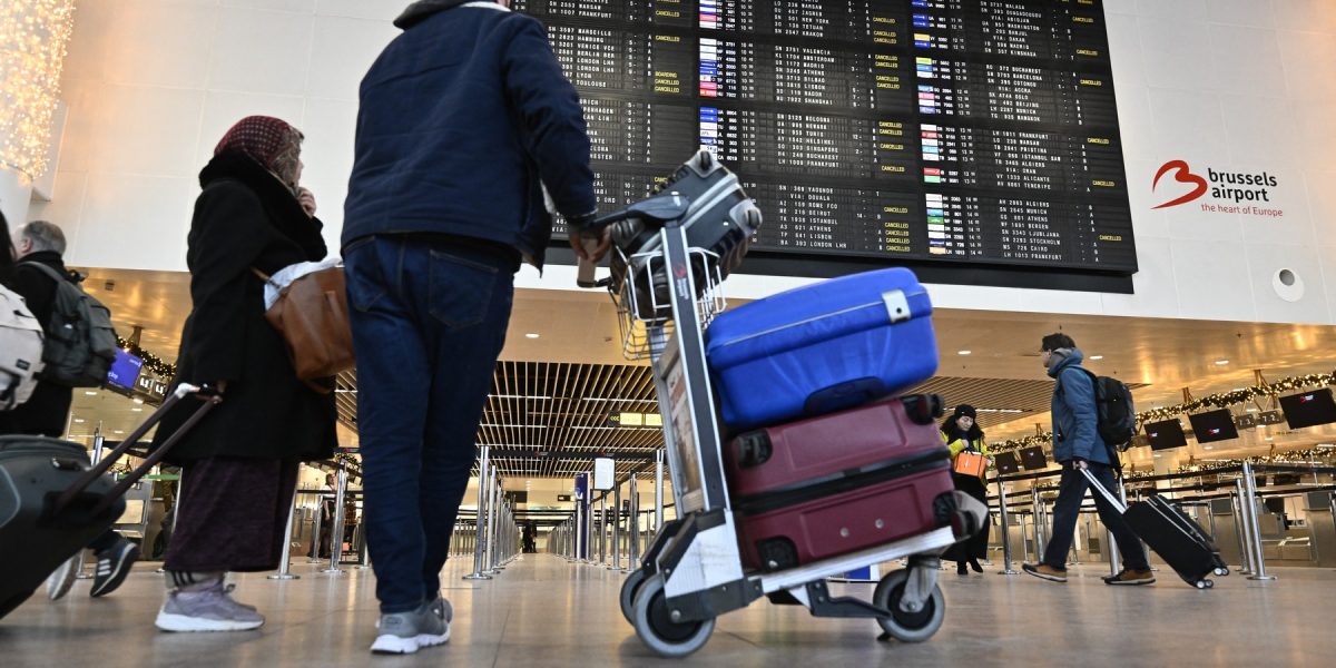 Avertisment pentru românii aflați în Belgea: greve naționale afectează transporturile, iar autoritățile recomandă precauție Pe fondul acțiunilor sindicale recente, Ministerul Afacerilor Externe (MAE) transmite un mesaj de avertizare pentru cetățenii români aflați sau planificând să călătorească în Regatul Belgiei