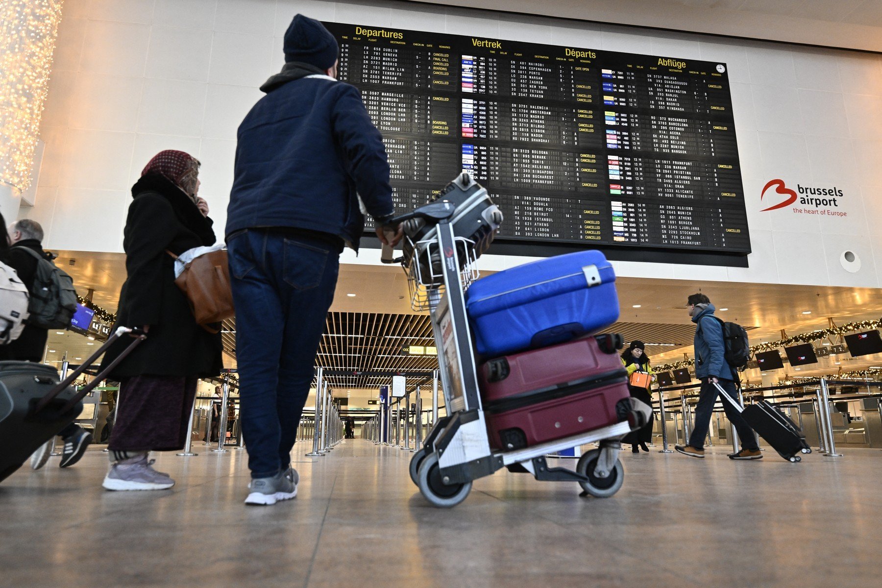 Avertisment pentru românii aflați în Belgea: greve naționale afectează transporturile, iar autoritățile recomandă precauție Pe fondul acțiunilor sindicale recente, Ministerul Afacerilor Externe (MAE) transmite un mesaj de avertizare pentru cetățenii români aflați sau planificând să călătorească în Regatul Belgiei