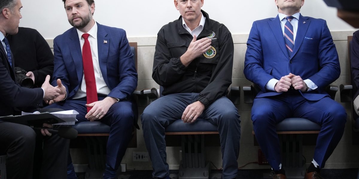 Departamentul Transporturilor din Statele Unite își testază limitele în domeniul reglementărilor de siguranță, devenind prima agenție federală care apelează la inteligența artificială pentru a redacta și implementa reguli în domeniul aviației, transportului rutier și infrastructurii critică