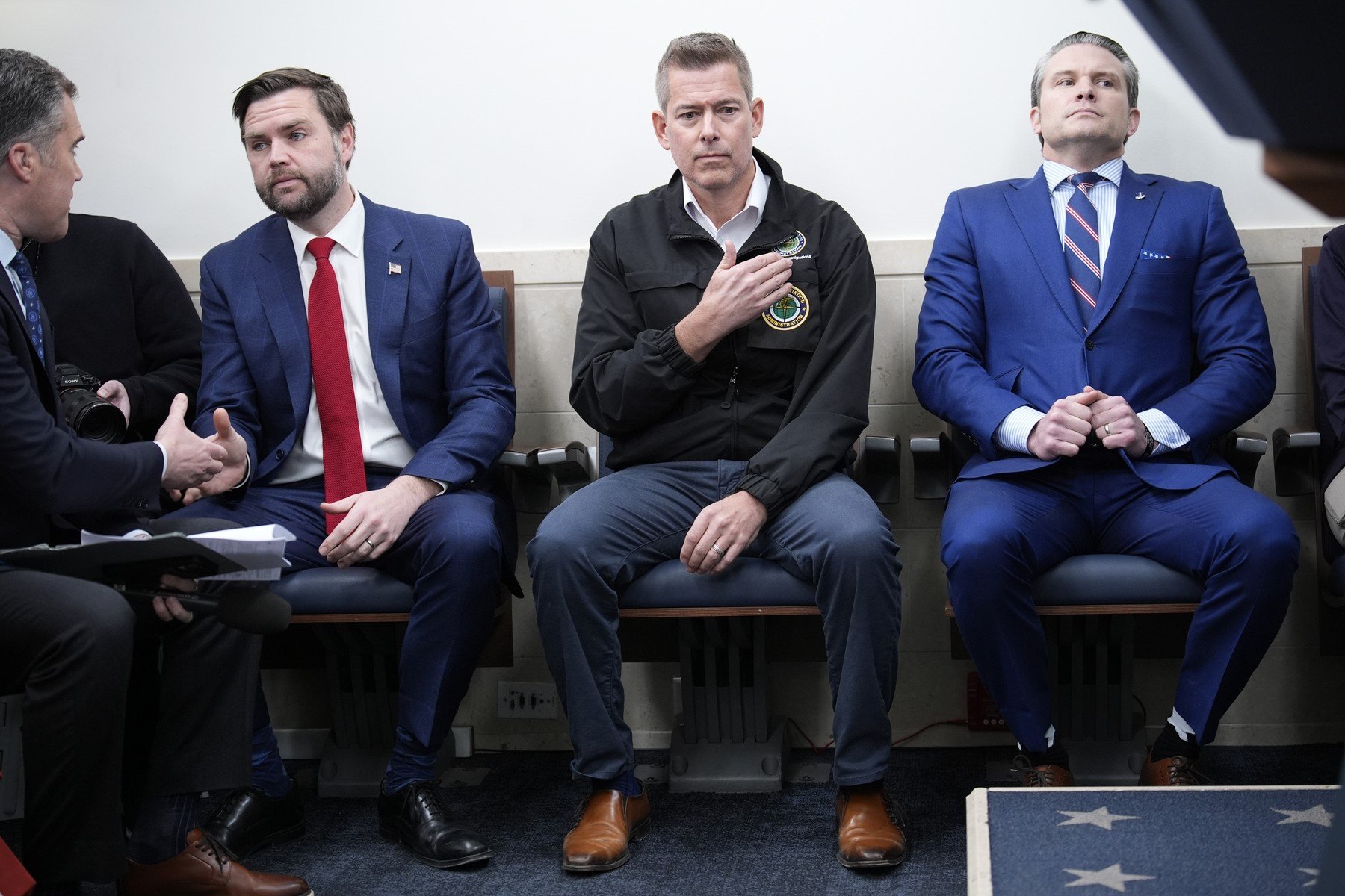 Departamentul Transporturilor din Statele Unite își testază limitele în domeniul reglementărilor de siguranță, devenind prima agenție federală care apelează la inteligența artificială pentru a redacta și implementa reguli în domeniul aviației, transportului rutier și infrastructurii critică