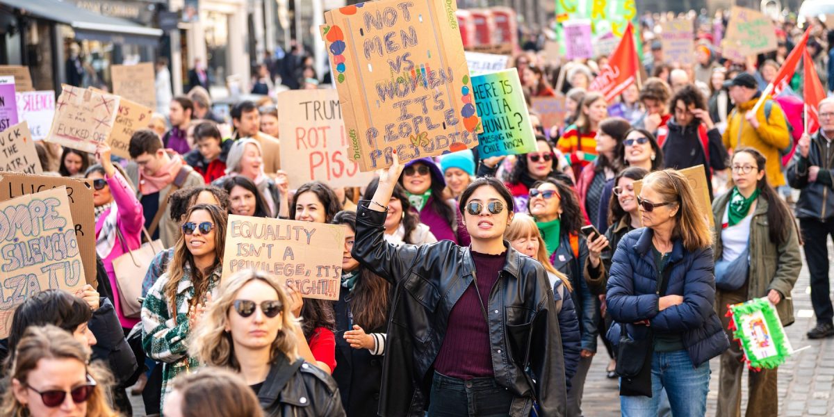 Zilele de proteste globale marchează un moment crucial în lupta pentru egalitate și drepturile femeilor, iar acest pattern s-a repetat și în acest an, când duminică străzile din numeroase orașe europene au fost pline de oameni nemulțumiți, întărind mesajul de unitate și rezistență
