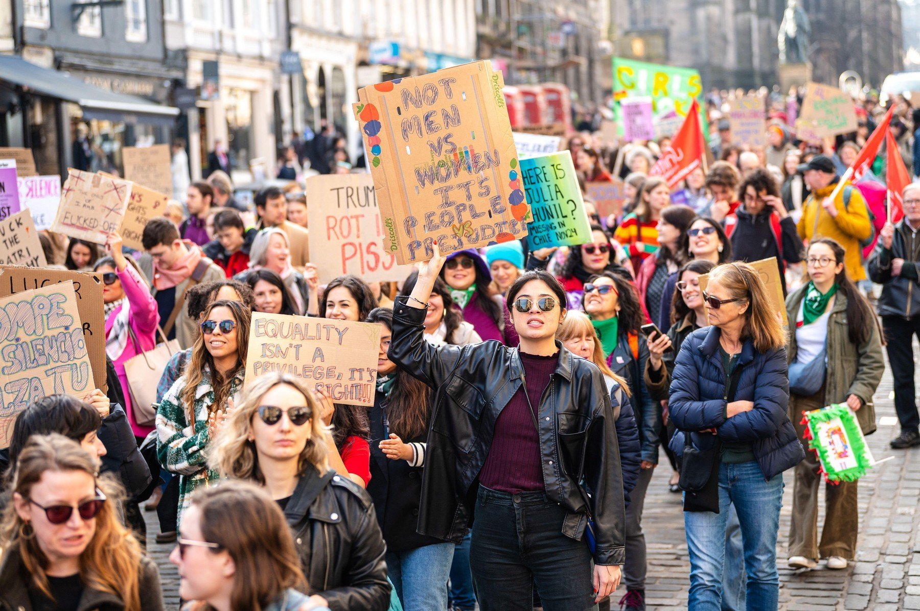 Zilele de proteste globale marchează un moment crucial în lupta pentru egalitate și drepturile femeilor, iar acest pattern s-a repetat și în acest an, când duminică străzile din numeroase orașe europene au fost pline de oameni nemulțumiți, întărind mesajul de unitate și rezistență