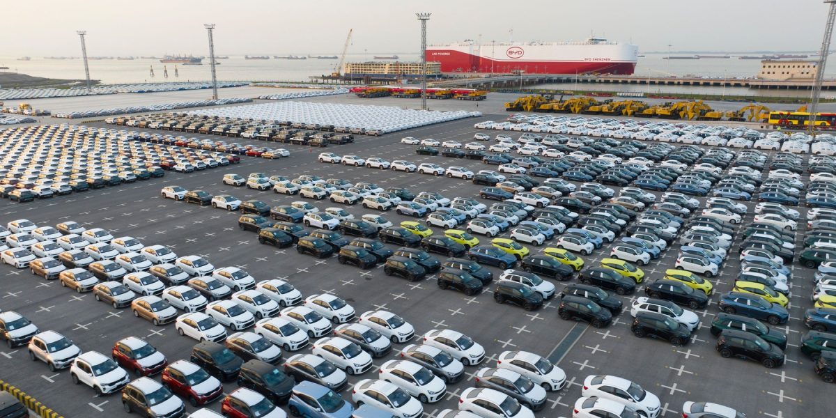 Byd Depășește Tesla în Vânzări, dar Profitul Scade Abrupt