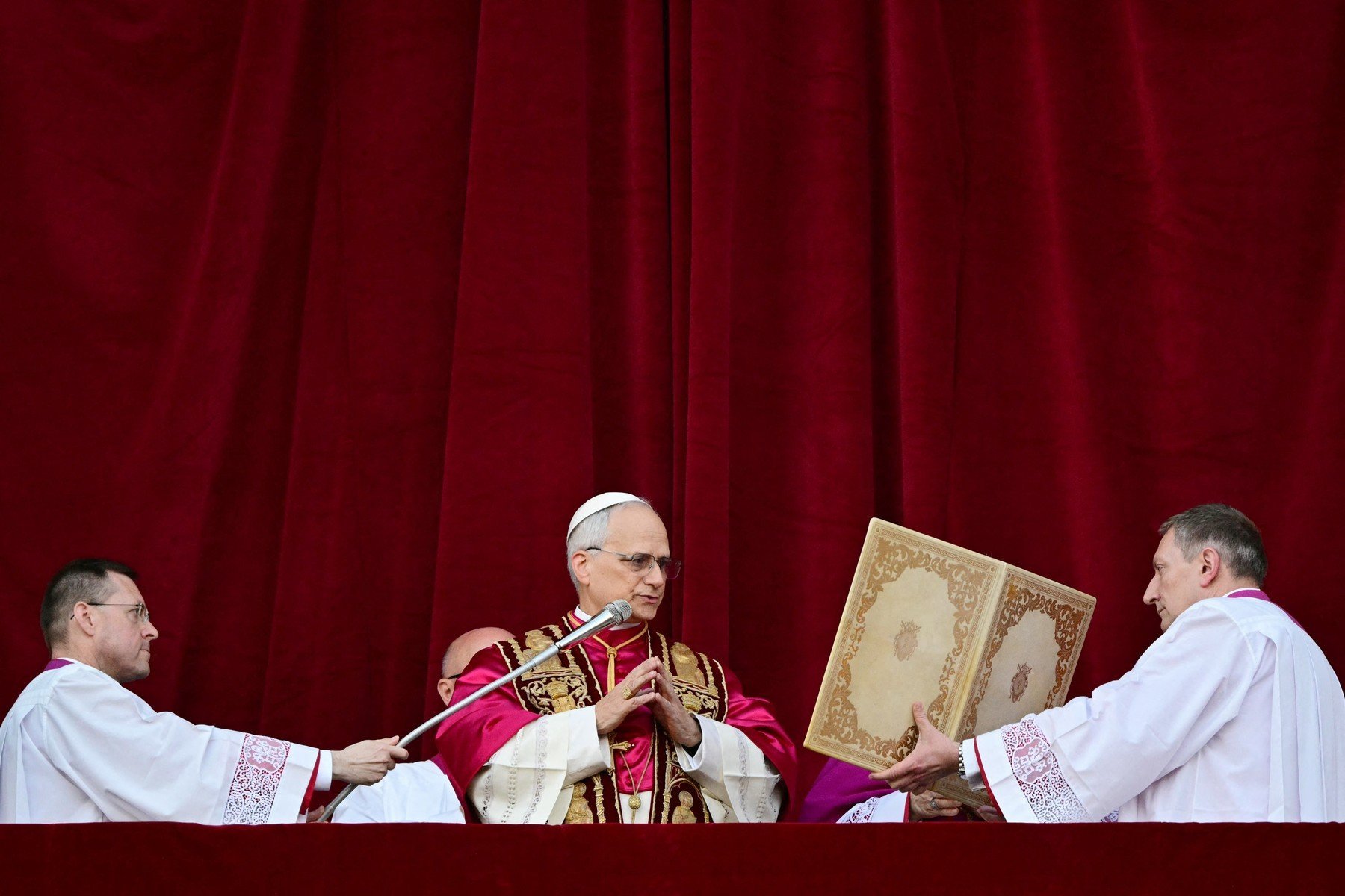 Papa Leon al XIV-lea a acceptat oficial demisia unui episcop din San Diego, cercetat pentru presupuse fraude financiare, într-un incident care îi șochează pe credincioși și aduce în prim-plan problemele de corupție din cadrul bisericii