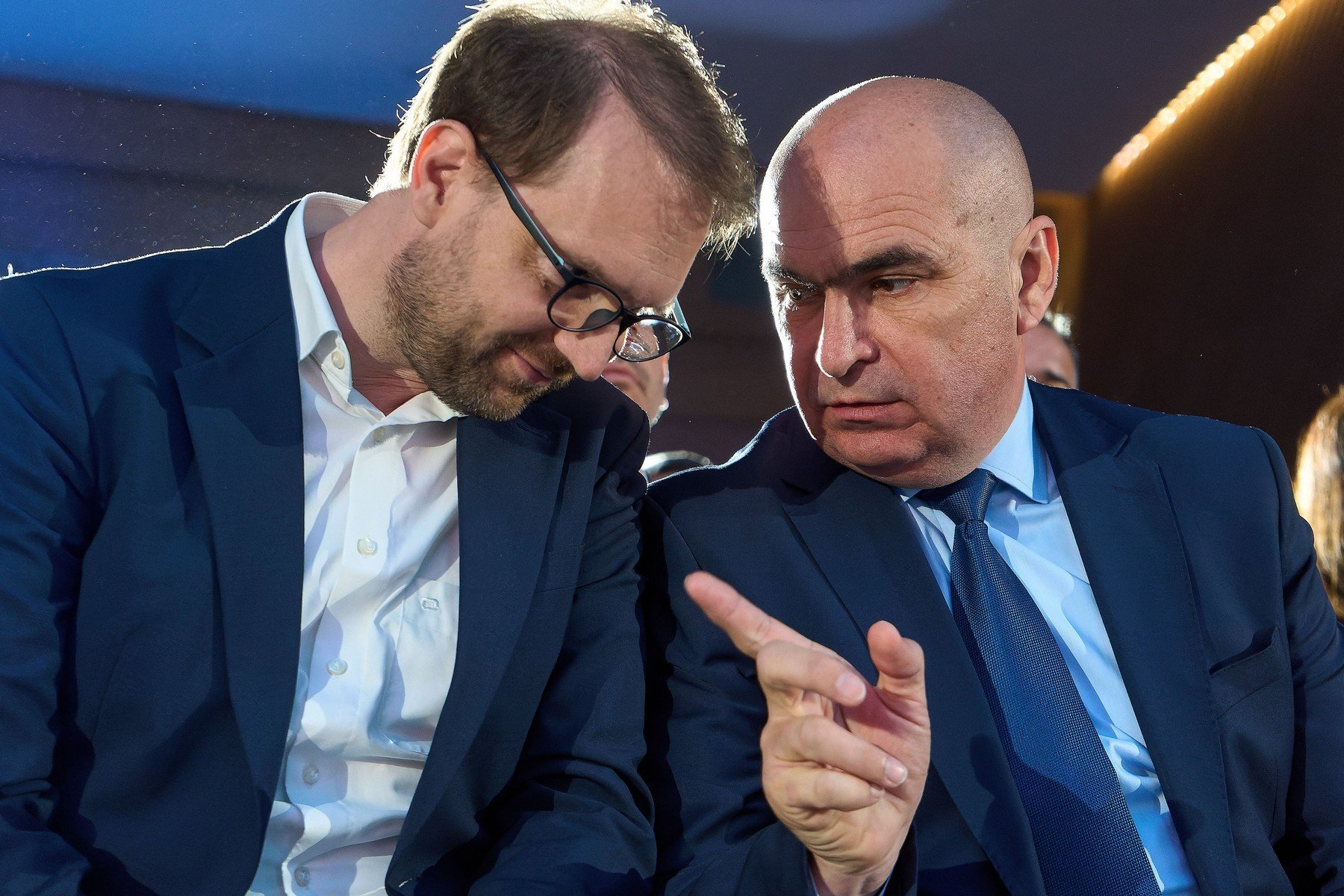 USR și guvernarea: între consultări interne și scrutin parlamentar Situația politică din coaliția de guvernare devine tot mai complicată, odată cu noile declarații și convocări care învăluie partidul inițial considerat relativ stabil