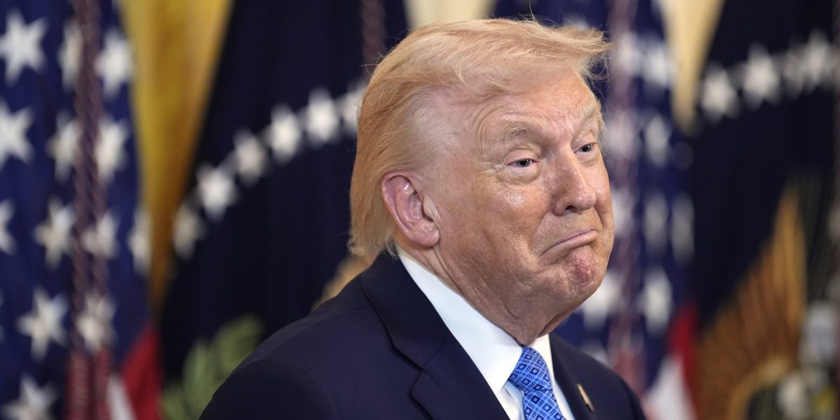 Donald Trump, aliniate inconstante și lipsă de perspectivă strategică, provoacă îngrijorare în cercurile politice americane Fostul președinte al Statelor Unite, Donald Trump, continuă să atragă critici din partea observaților politici și analiștilor, care îl acuză de o lipsă acută de gândire strategică și de o abordare incoerentă a tuturor acțiunilor sale
