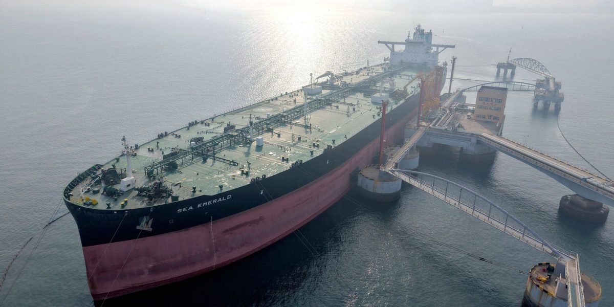 Miniștrii de finanțe din G7 se reunesc de urgență pentru a discuta utilizarea rezervelor strategice de petrol Luni dimineața, miniștrii de finanțe din Grupul celor șapte (G7) s-au întâlnit într-o sesiune de urgență pentru a analiza posibilitatea de a folosi rezervele strategice de petrol gestionate de Agenția Internațională pentru Energie (AIE), ca răspuns la creșterea alarmantă a prețurilor la combustibil, agitând piețele internaționale în contextul conflictului din regiunea Golfului