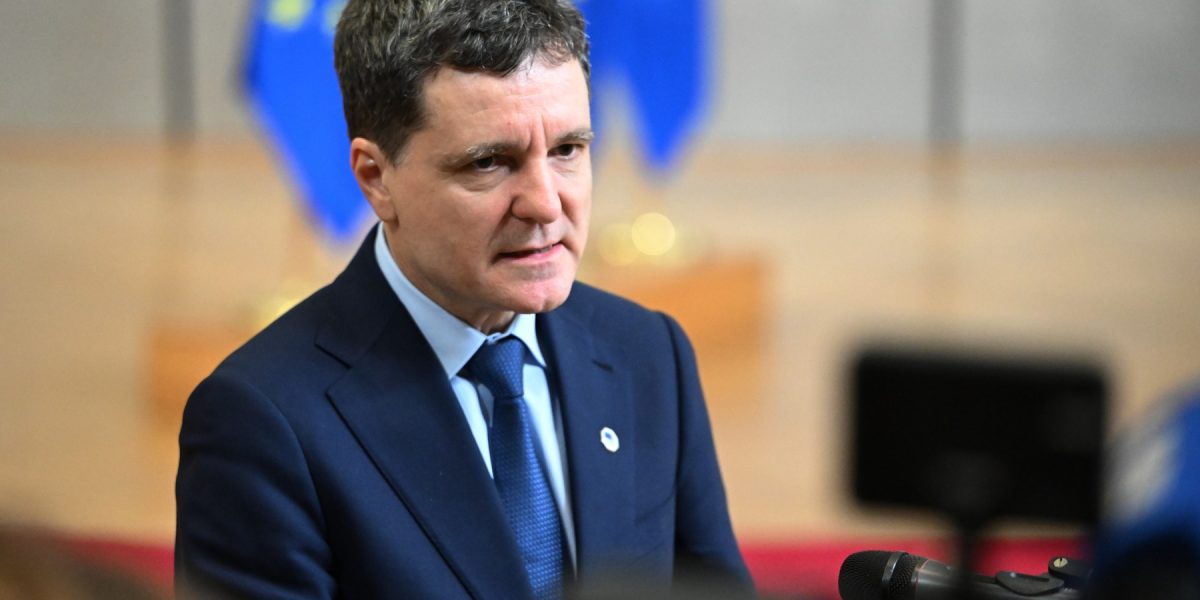 Nicușor Dan afirmă categoric că România nu va găzdui elemente nucleare de atac Primarul general al Bucureștiului, Nicușor Dan, a clarificat joi seară, în cadrul unei conferințe de presă susținute la Varșovia, poziția fermă a țării noastre față de posibilitatea amplasării elementelor de natură nucleară pe teritoriul României