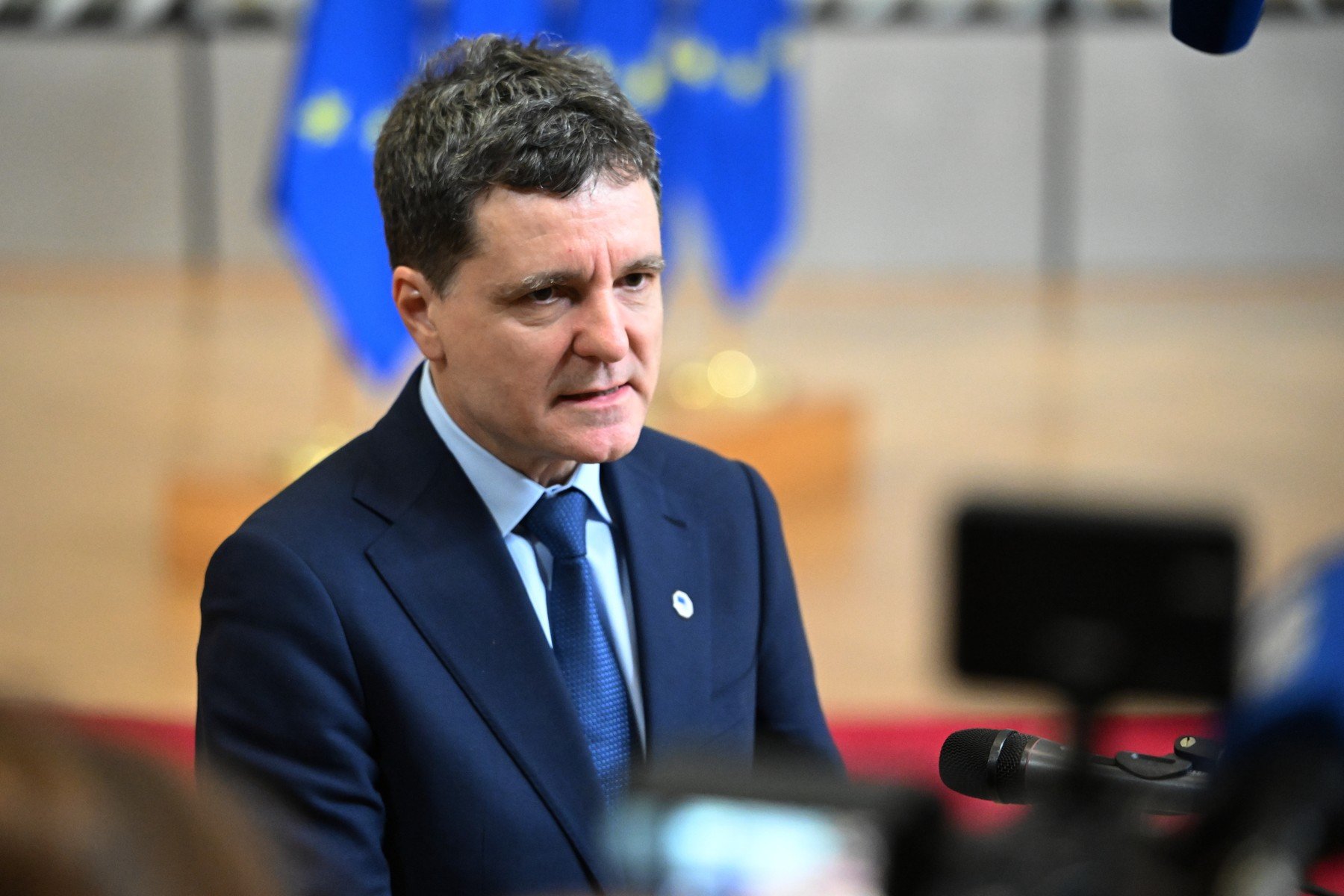 Nicușor Dan afirmă categoric că România nu va găzdui elemente nucleare de atac Primarul general al Bucureștiului, Nicușor Dan, a clarificat joi seară, în cadrul unei conferințe de presă susținute la Varșovia, poziția fermă a țării noastre față de posibilitatea amplasării elementelor de natură nucleară pe teritoriul României