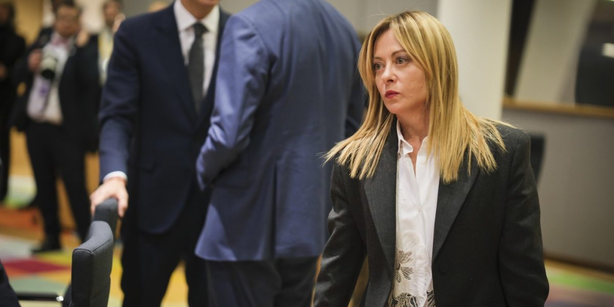 Giorgia Meloni avertizează asupra crizei de autonomie strategică a Uniunii Europene Premierul italian, Giorgia Meloni, a evidențiat recent o problemă acută cu impact pe termen lung pentru Uniunea Europeană: autonomia sa strategică se află în pericol