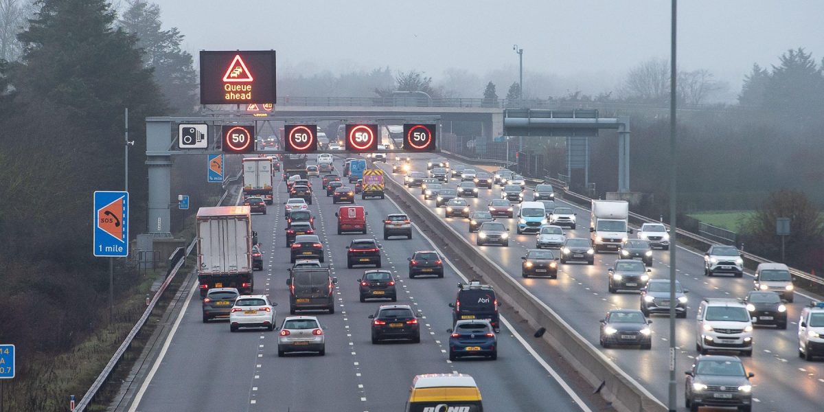 Creșterea prețului petrolului Brent Crude depășește pragul de 100 de dolari pe baril, generând îngrijorări semnificative pentru piețe, industrie și șoferi