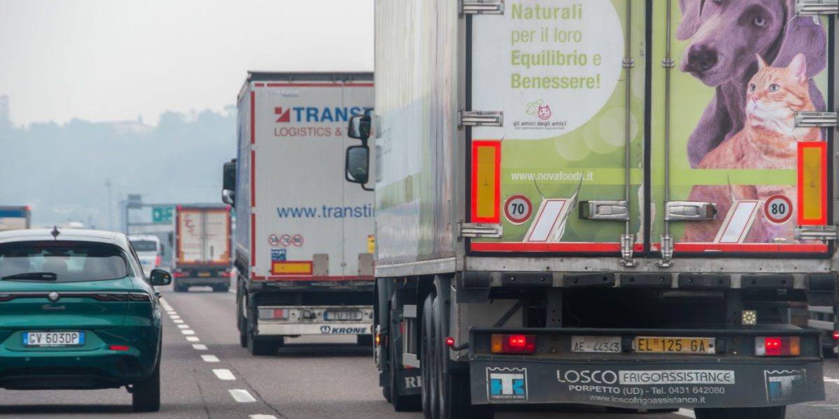 România începe anul 2026 cu un deficit comercial în ușoară scădere față de anul precedent, potrivit datelor publicate recent de Institutul Național de Statistică