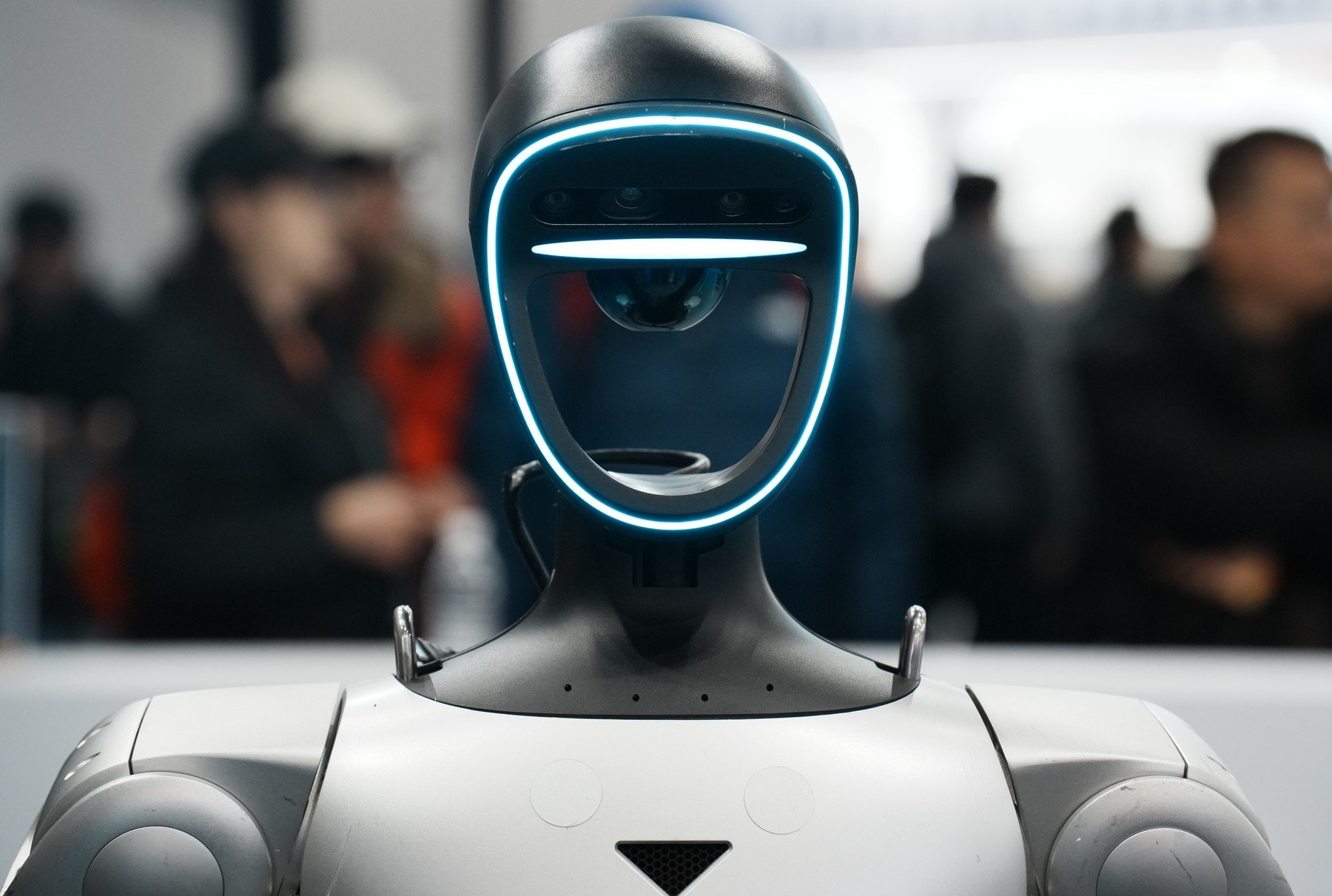 Robotul dansator devine star neaşteptată și neașteptat de comică într-un restaurant chinezesc din California Un incident mai mult comic decât periculos a avut loc recent într-un restaurant de succes din Silicon Valley, unde un robot programat să execute mișcări de dans a devenit protagonistul unei scene de neuitat, spărgând farfurii și aruncând bețișoare pentru mâncare pe podea
