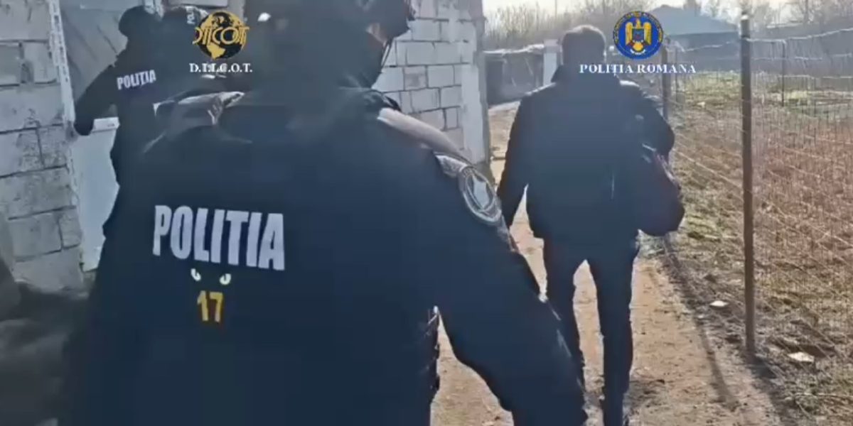 Trei persoane, printre care doi minori de 16 ani, reținute pentru trafic de minori și alte infracțiuni grave în Teleorman Poliția și DIICOT au făcut recent pași importanți în lupta împotriva criminalității organizate din județul Teleorman, reținând trei suspecți pentru acuzații grave legate de trafic de minori, acces ilegal la sisteme informatice și alte activități infracționale