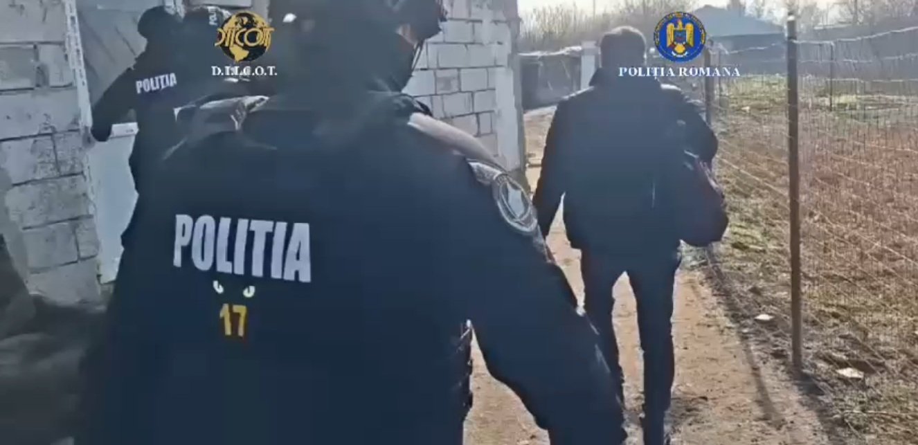 Trei persoane, printre care doi minori de 16 ani, reținute pentru trafic de minori și alte infracțiuni grave în Teleorman Poliția și DIICOT au făcut recent pași importanți în lupta împotriva criminalității organizate din județul Teleorman, reținând trei suspecți pentru acuzații grave legate de trafic de minori, acces ilegal la sisteme informatice și alte activități infracționale