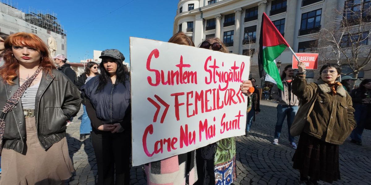 Câteva sute de oameni au ieșit în stradă duminică, în fața Universității București, pentru a-și exprima nemulțumirea față de măsurile de austeritate care afectează în mod direct diverse categorii sociale din România