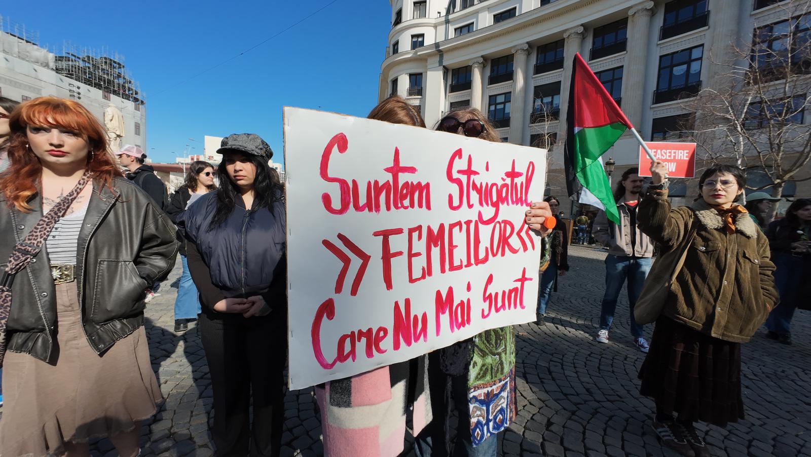 Câteva sute de oameni au ieșit în stradă duminică, în fața Universității București, pentru a-și exprima nemulțumirea față de măsurile de austeritate care afectează în mod direct diverse categorii sociale din România