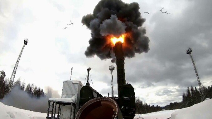 Tensiuni în creștere în Peninsula Coreeană: Coreea de Nord lansează zece rachete balistice în plină desfășurare a exercițiilor militare SUA-Coreea de Sud Coreea de Nord a lansat sâmbătă cel puțin zece rachete balistice spre Marea Japoniei, într-un nou act de demonstrație a puterii sale militare și un răspuns la manevrele militare intense desfășurate săptămâna aceasta de Coreea de Sud și Statele Unite