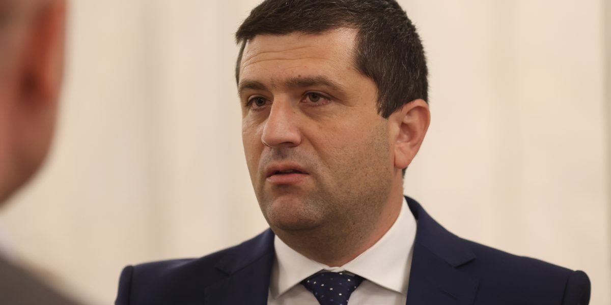 Scandal politic în plină criză guvernamentală: Documentul „fișă de primire în partid” semnat de Radu Miruță devine subiectul principalei dispute În tumultul actual al scenei politice din România, o nouă dispută izbucnește între reprezentanții coaliției aflate la guvernare