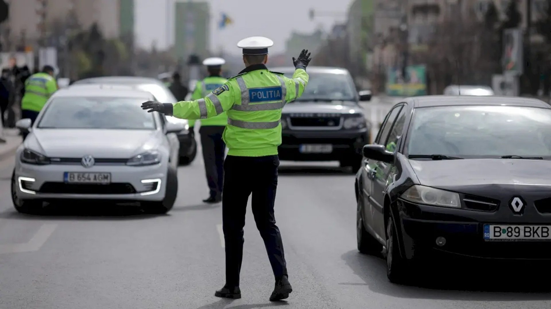 Bucureștiul traversează o nouă criză temporară în infrastructură, după ce luni, 30 martie 2026, a fost impusă o serie de restricții de circulație pe Bulevardul Basarabia, ca urmare a unor probleme apărute în carosabil
