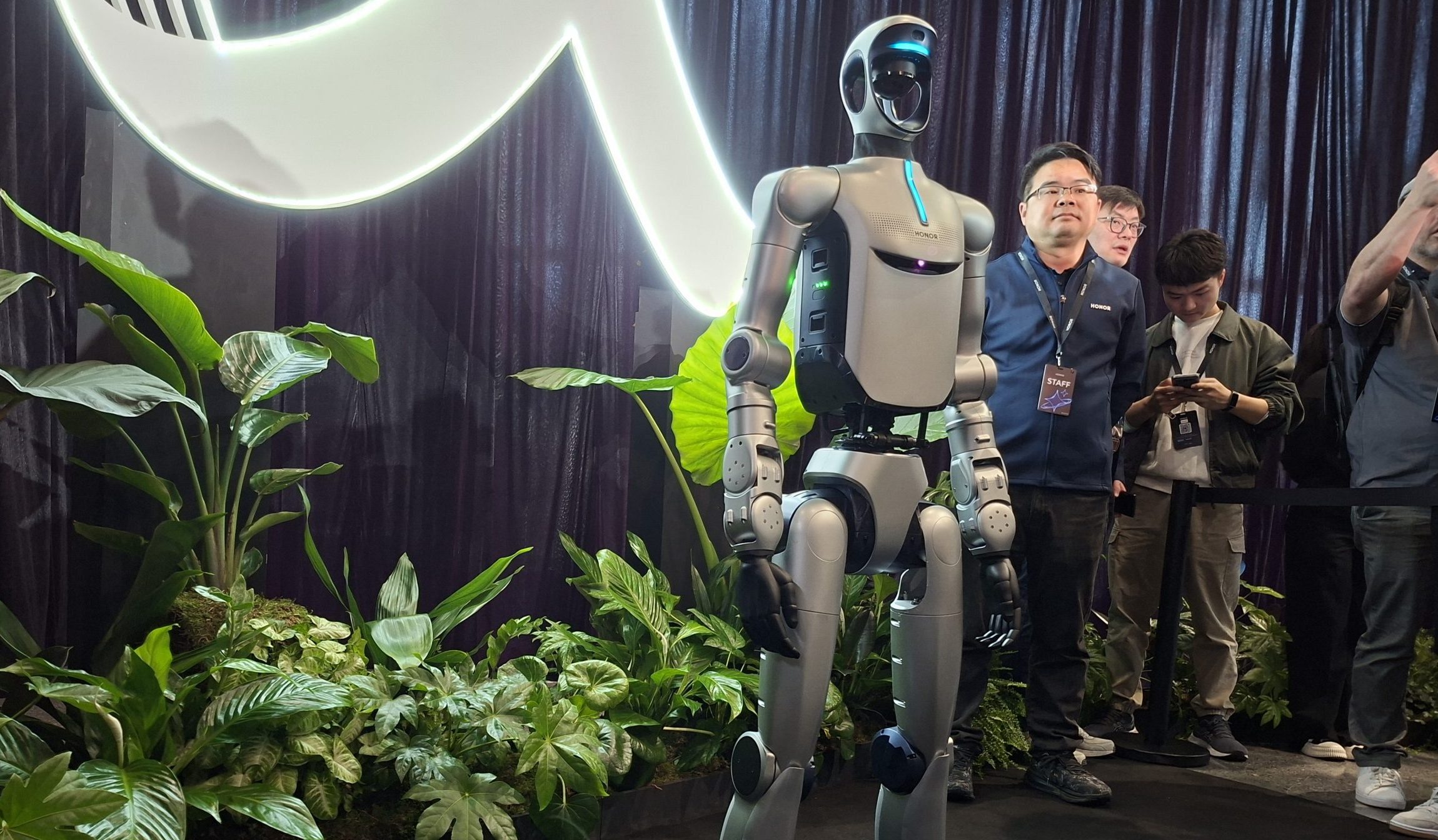 Honor face un pas curajos și neașteptat în lumea roboticii, prezentând la ediția din acest an a Mobile World Congress primul său robot umanoid alimentat de inteligență artificială, într-o demonstrație live pe scena din Barcelona