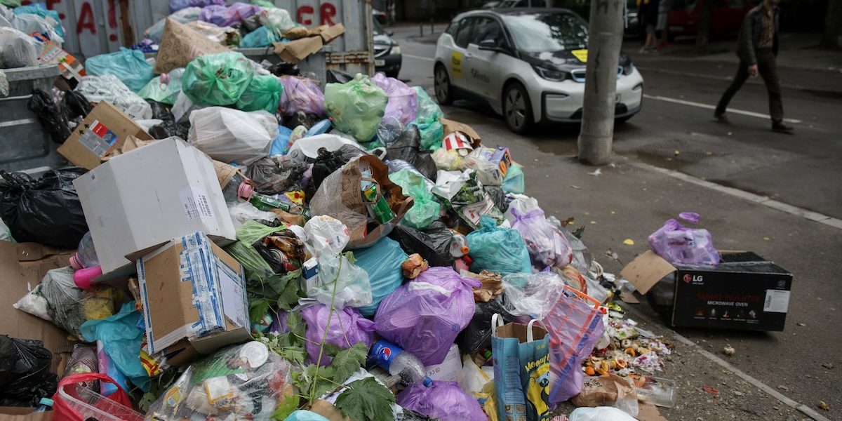 Primăria Sectorului 1 își consolidează controlul asupra gestionării deșeurilor, după ani de dispute cu operatorul privat Romprest, anunțând intenția de a înființa o societate proprie dedicată curățeniei și dezăpezirii