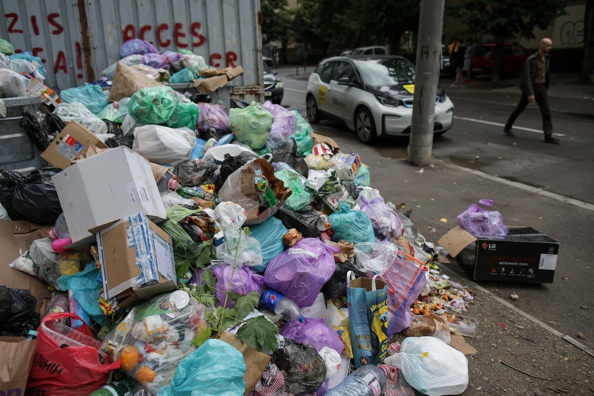 Primăria Sectorului 1 își consolidează controlul asupra gestionării deșeurilor, după ani de dispute cu operatorul privat Romprest, anunțând intenția de a înființa o societate proprie dedicată curățeniei și dezăpezirii