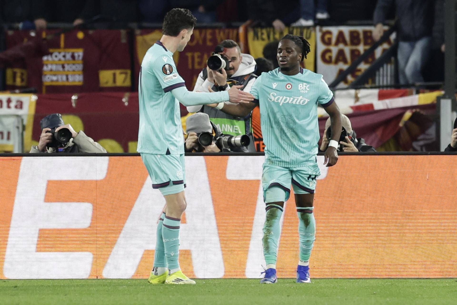 Bologna a reușit să-și asigure calificarea în optimile de finală ale Europa League, după o dublă manșă tensionată contra AS Roma, în ceea ce s-a conturat ca un meci plin de momente controversate și reacții vehemente