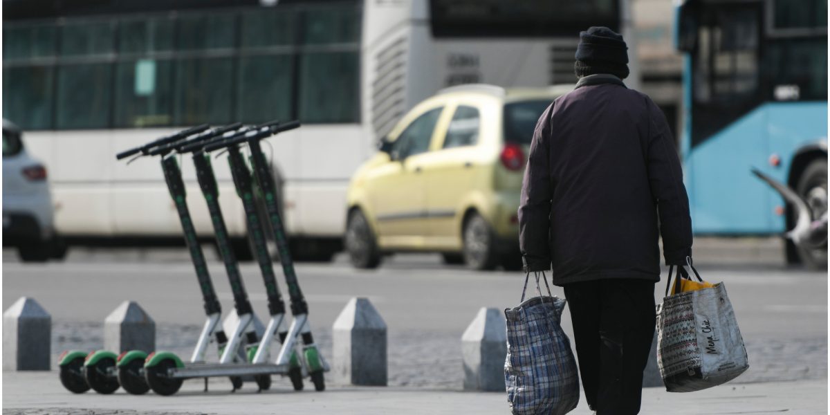 Coaliția PSD-PNL negociază un pact pentru reducerea sărăciei în România, dar discuțiile din Parlament s-au întârziat din cauza divergențelor Războiul politic din Parlamentul României a întârziat, temporar, adoptarea unui pachet social menit să vină în sprijinul celor mai vulnerabili cetățeni ai țării
