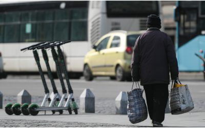 Coaliția PSD-PNL negociază un pact pentru reducerea sărăciei în România, dar discuțiile din Parlament s-au întârziat din cauza divergențelor Războiul politic din Parlamentul României a întârziat, temporar, adoptarea unui pachet social menit să vină în sprijinul celor mai vulnerabili cetățeni ai țării