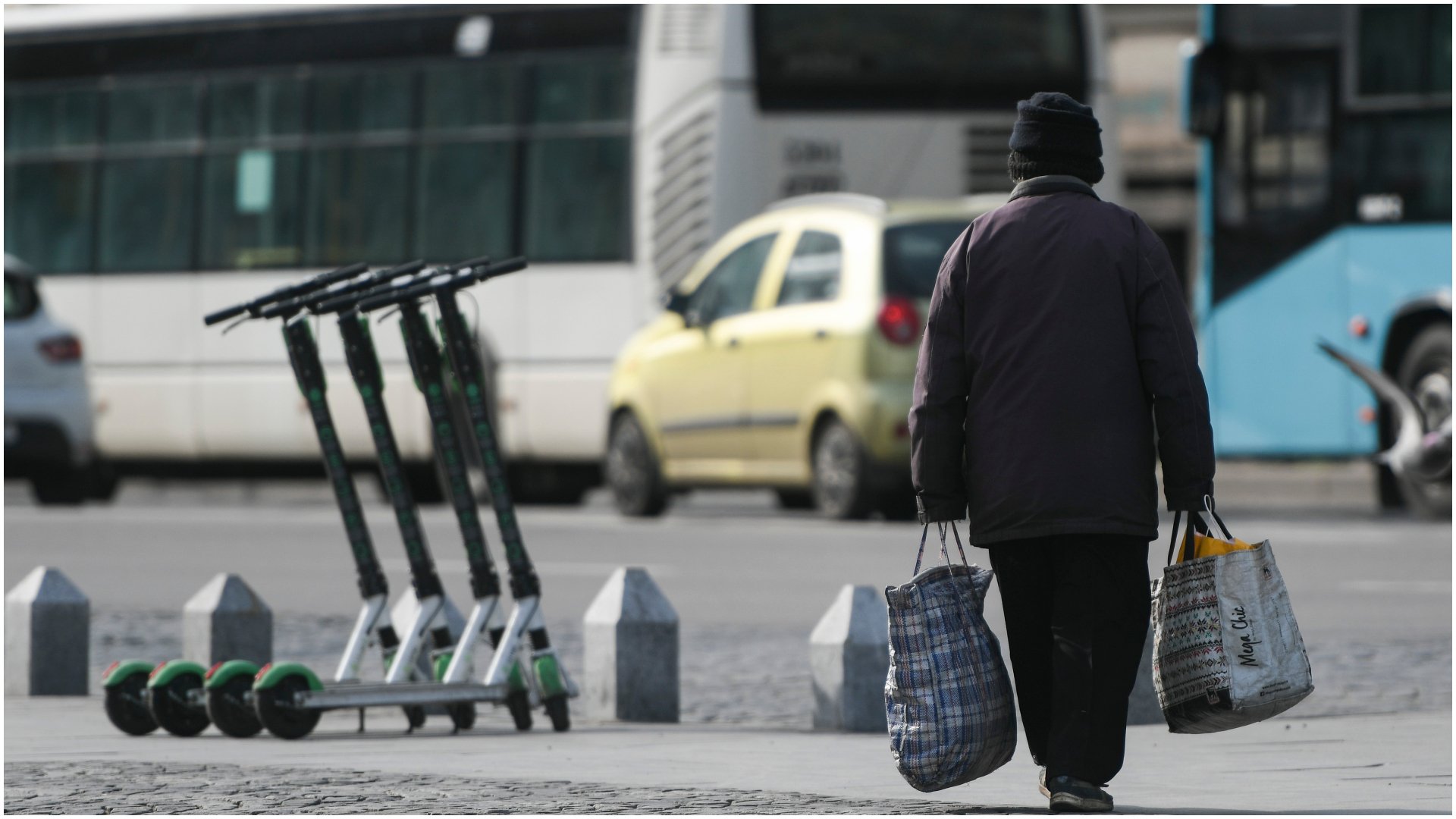 Coaliția PSD-PNL negociază un pact pentru reducerea sărăciei în România, dar discuțiile din Parlament s-au întârziat din cauza divergențelor Războiul politic din Parlamentul României a întârziat, temporar, adoptarea unui pachet social menit să vină în sprijinul celor mai vulnerabili cetățeni ai țării