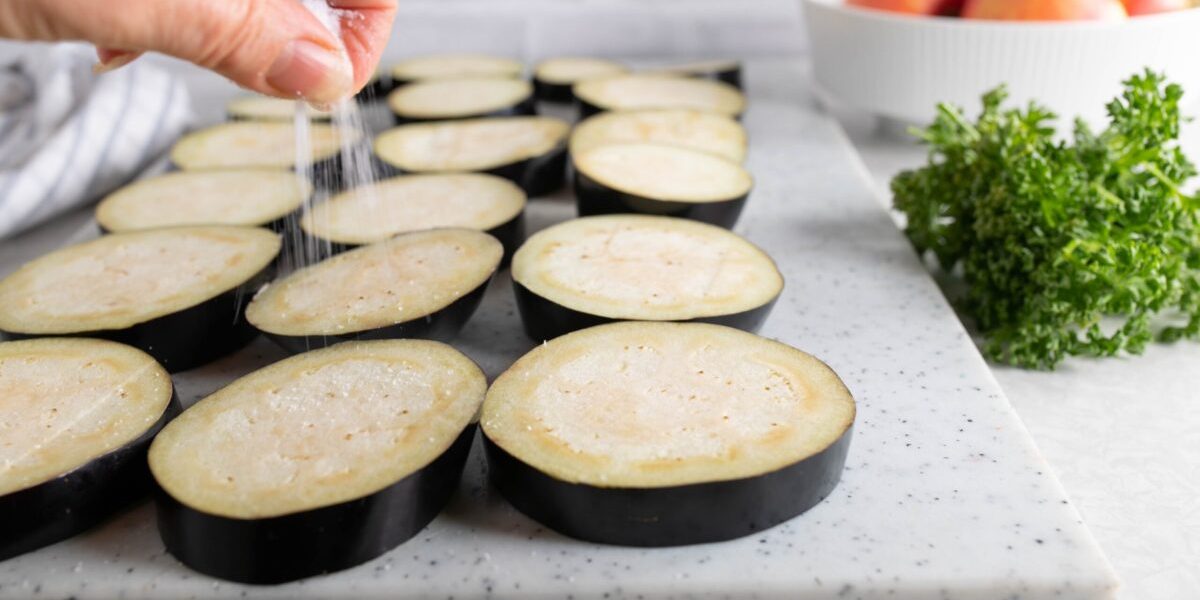 Când și de ce este indicat să săriți peste pasul sarea pe vinete înainte de gătire Vinetele sunt, fără îndoială, unul dintre cele mai versatile ingrediente în bucătăria românească și internațională