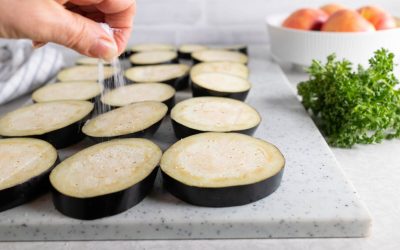 Când și de ce este indicat să săriți peste pasul sarea pe vinete înainte de gătire Vinetele sunt, fără îndoială, unul dintre cele mai versatile ingrediente în bucătăria românească și internațională