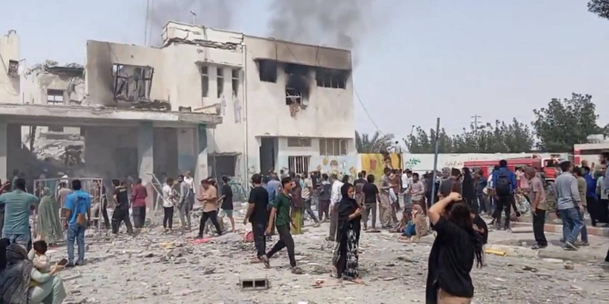 Ministerul de Externe iranian acuză UE de ipocrizie în contextul conflictului din Orientul Mijlociu Tensiunile dintre Iran și Occident au atins un nou apogeu, după ce Ministerul de Externe iranian a lansat acuzații directe la adresa președintei Comisiei Europene, Ursula von der Leyen, pentru modul în care gestionează criza din Orientul Mijlociu și, mai ales, pentru poziția față de atacurile aeriene din regiune