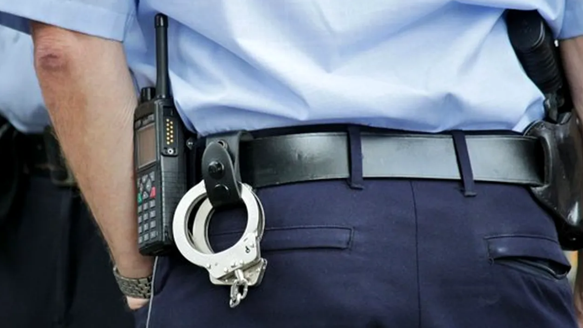 Polițist de frontieră cercetat pentru corupție: a pretins și a primit peste 4.500 de euro pentru a favoriza un șofer cu permis suspendat Un agent de poliție de frontieră din județul Dolj se află în centrul unor acuzații grave de corupție, după ce a fost reținut pentru luare de mită și trafic de influență