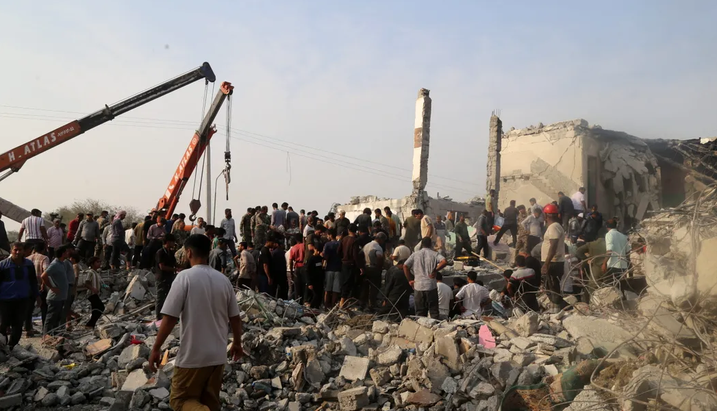 O tragedie care îngroapă orice speranță de stabilitate în regiune: în urma unui atac aerian survenit săptămâna trecută, o școală iraniană situată pe o fostă bază a Gărzii Revoluționare Islamice a fost complet distrusă, provocând moartea a zeci de elevi