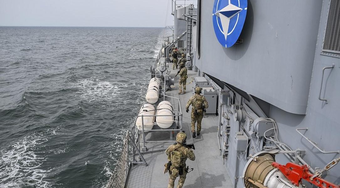 România se pregătește de mare manevră navală: peste 2.500 de militari din 13 țări participă la Sea Shield 2026 România va găzdui în perioada 23 martie – 3 aprilie cel mai amplu exercițiu naval din acest an, intitulat Sea Shield 2026, un eveniment de amploare ce reunește peste 2.500 de militari din România și 12 state aliate