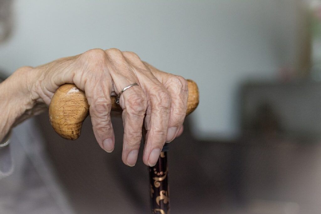Fragilitatea oaselor, problemele cardiovasculare și vânătăile ușoare după lovituri minore sunt adesea percepute ca simple semne ale îmbătrânirii, însă aceste manifestări pot ascunde, de fapt, o carență nutrițională extrem de serioasă