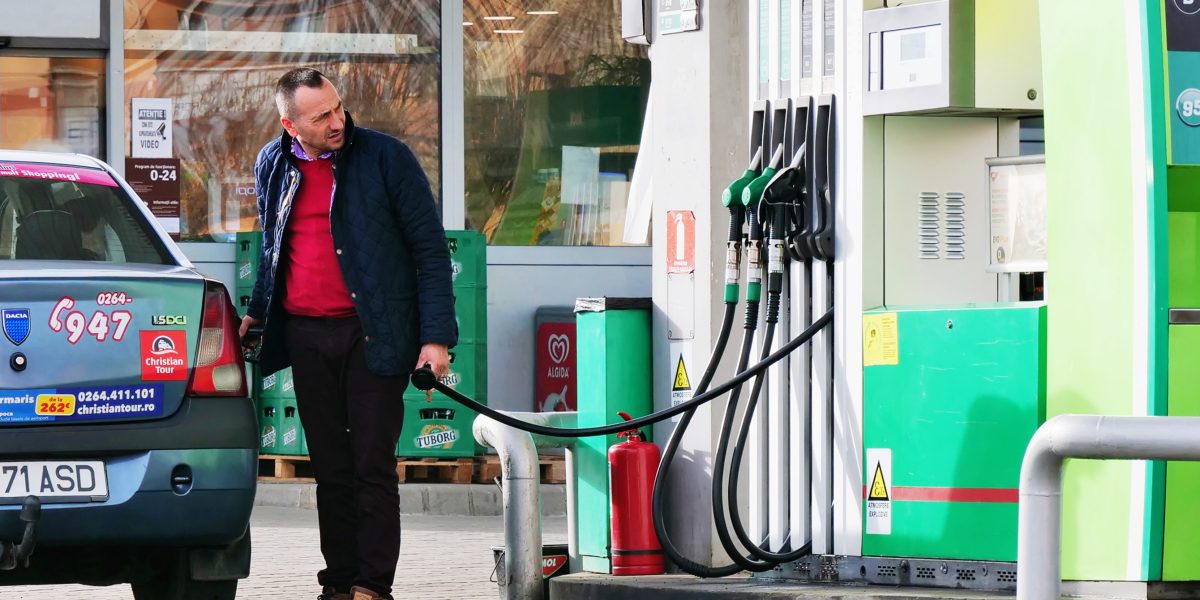 Scumpirile la carburanți instaurate în ultimele trei săptămâni au transformat radical prețurile din stațiile de servicii, marcând cel mai abrupt salt de prețuri din ultimul deceniu, în contextul tensionat al conflictului început de Rusia în Ucraina
