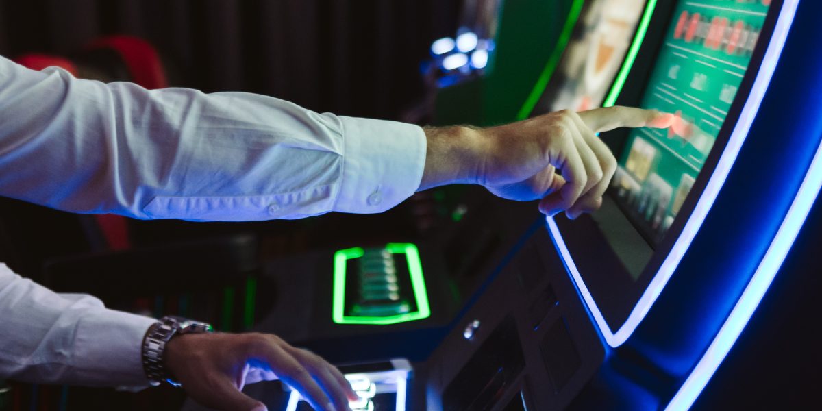 Parlamentul român analizează în aceste zile două proiecte de lege care, dacă vor fi adoptate, pot marca o schimbare semnificativă în modul în care industria jocurilor de noroc funcționează și este percepută de public