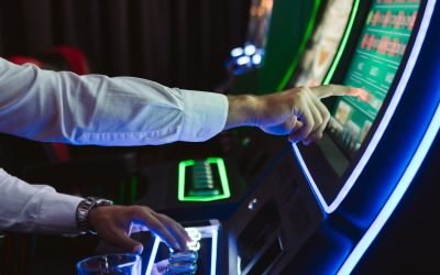 Parlamentul român analizează în aceste zile două proiecte de lege care, dacă vor fi adoptate, pot marca o schimbare semnificativă în modul în care industria jocurilor de noroc funcționează și este percepută de public