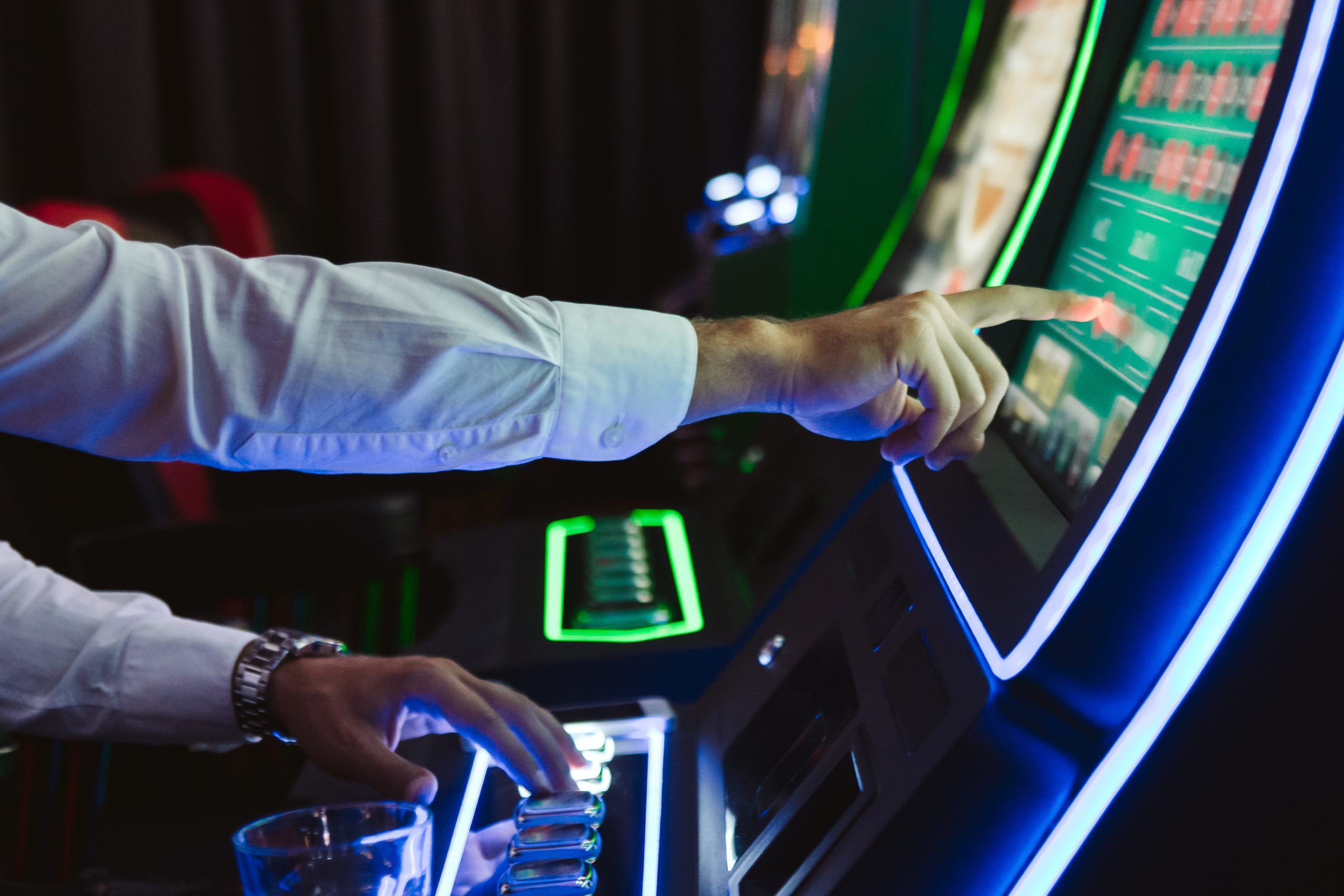 Parlamentul român analizează în aceste zile două proiecte de lege care, dacă vor fi adoptate, pot marca o schimbare semnificativă în modul în care industria jocurilor de noroc funcționează și este percepută de public