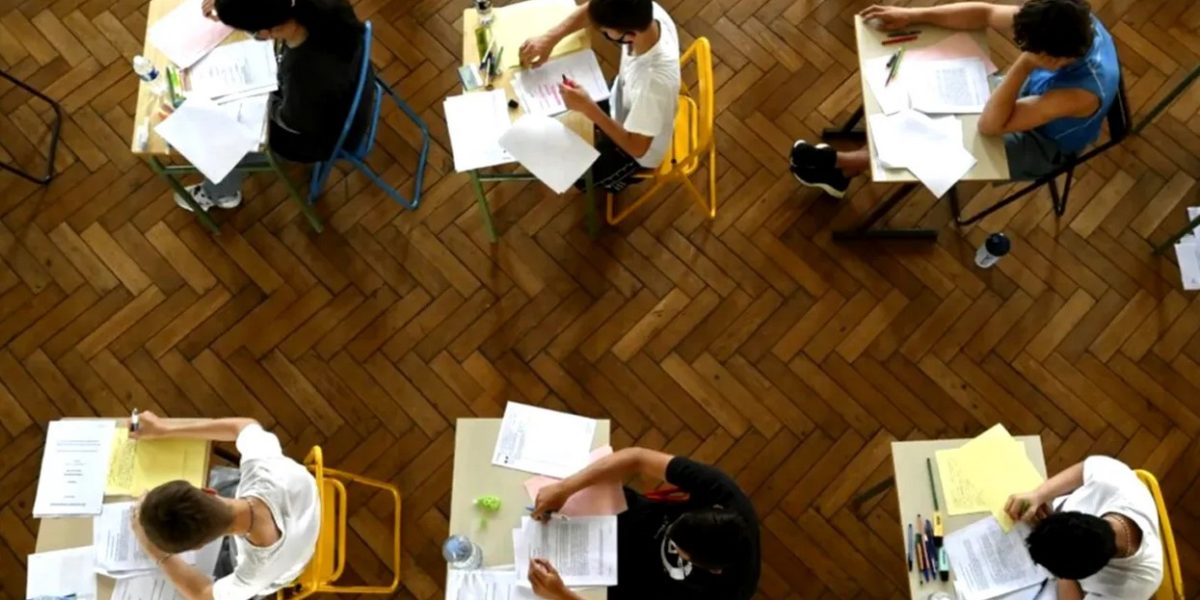 Peste 114.600 de elevi au susținut simularea examenului național de Bacalaureat 2026, la proba de Limba și literatura română, în cadrul unei operațiuni ample organizate în 1.368 de unități de învățământ