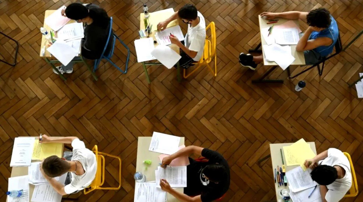 Peste 114.600 de elevi au susținut simularea examenului național de Bacalaureat 2026, la proba de Limba și literatura română, în cadrul unei operațiuni ample organizate în 1.368 de unități de învățământ