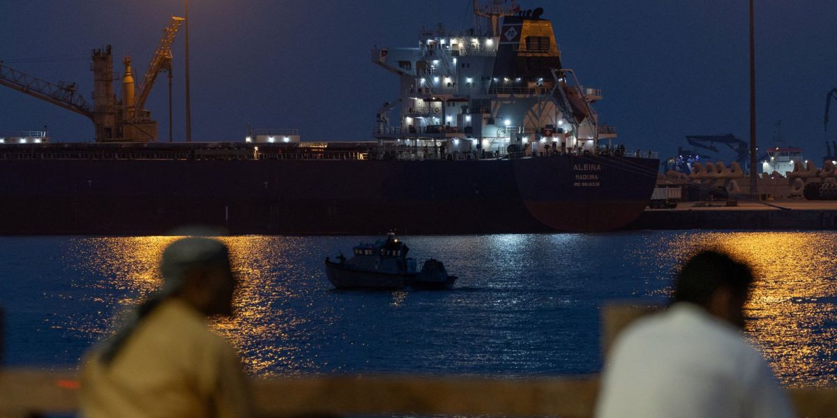 Donald Trump anunță intenția de a ‘încheia’ conflictul cu Iranul și de a lăsa pentru alte națiuni responsabilitatea protejării Strâmtorii Hormuz Președintele SUA, Donald Trump, a declarat recent că regimul american consideră acum o posibilitate reală de a „încheia” războiul cu Iranul, lăsând în responsabilitatea altor state asigurarea securității în Strâmtoarea Hormuz