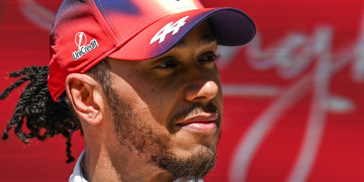 Lewis Hamilton a ieșit din shake-up-ul calificărilor de la Marele Premiu din Shanghai, sugerând că Mercedes dispune de o putere suplimentară în motor pe care nu o folosește în mod complet până în momentul momentului crucial al sesiunii