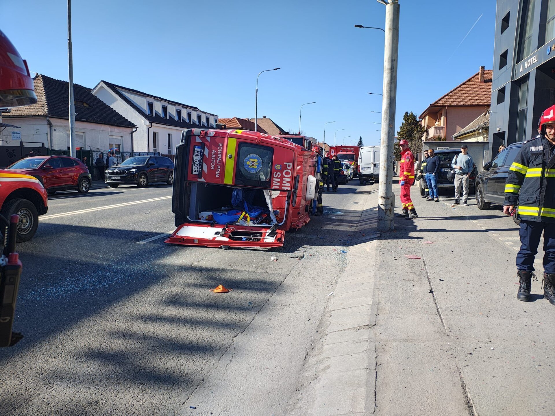 Un accident rutier grav petrecut pe bulevardul Vasile Milea din Sibiu a fost deosebit de complicat, activând pentru scurt timp Planul Roșu de Intervenție