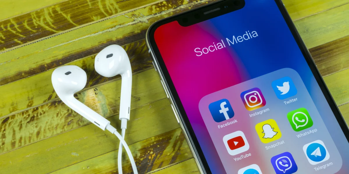 Liderii Uniunii Europene cer accelerarea implementării unei vârste minime pentru accesul minorilor la rețelele sociale, recunoscând riscurile tot mai mari asociate utilizării excesive și inadecvatului a platformelor digitĭle